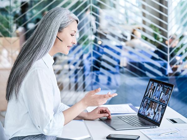 Geschäftsfrau während einer Videotelefonie über CompanyFlex im Büro